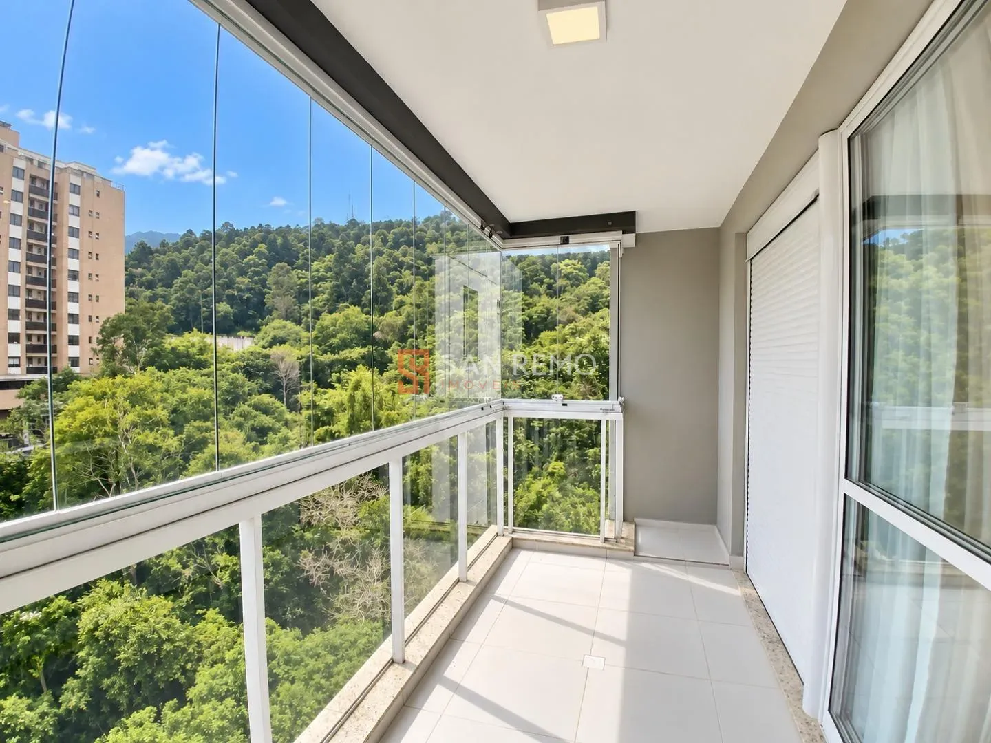 Glass-enclosed balcony in a 3-bedroom apartment, 120 m² — photo 25