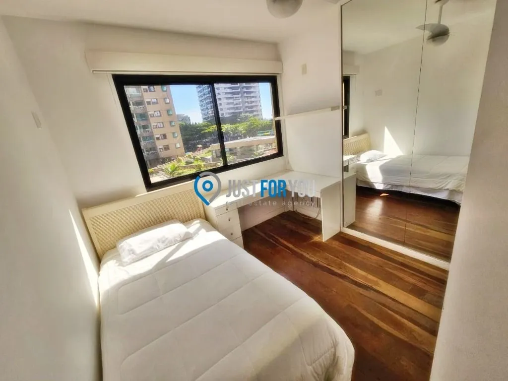 Furnished apartment with 4 bedrooms and 144 m² — photo 29