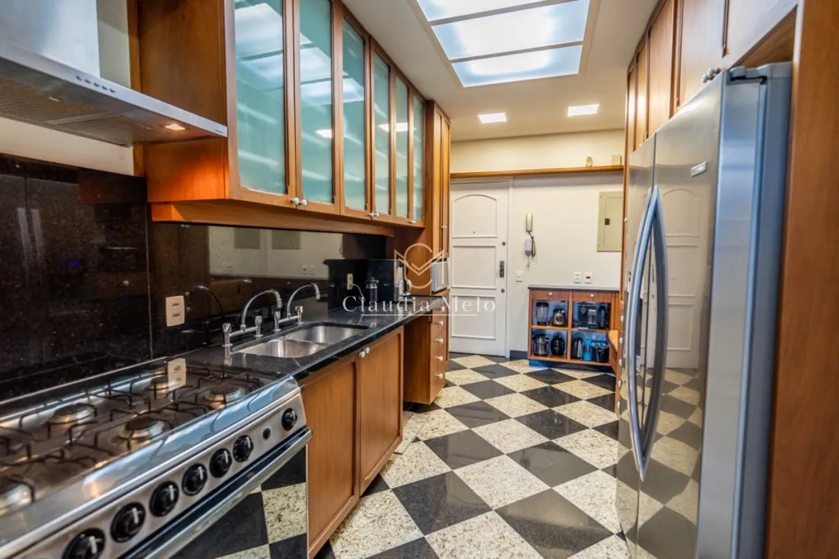 Furnished 4-bedroom apartment with gas stove kitchen — photo 33