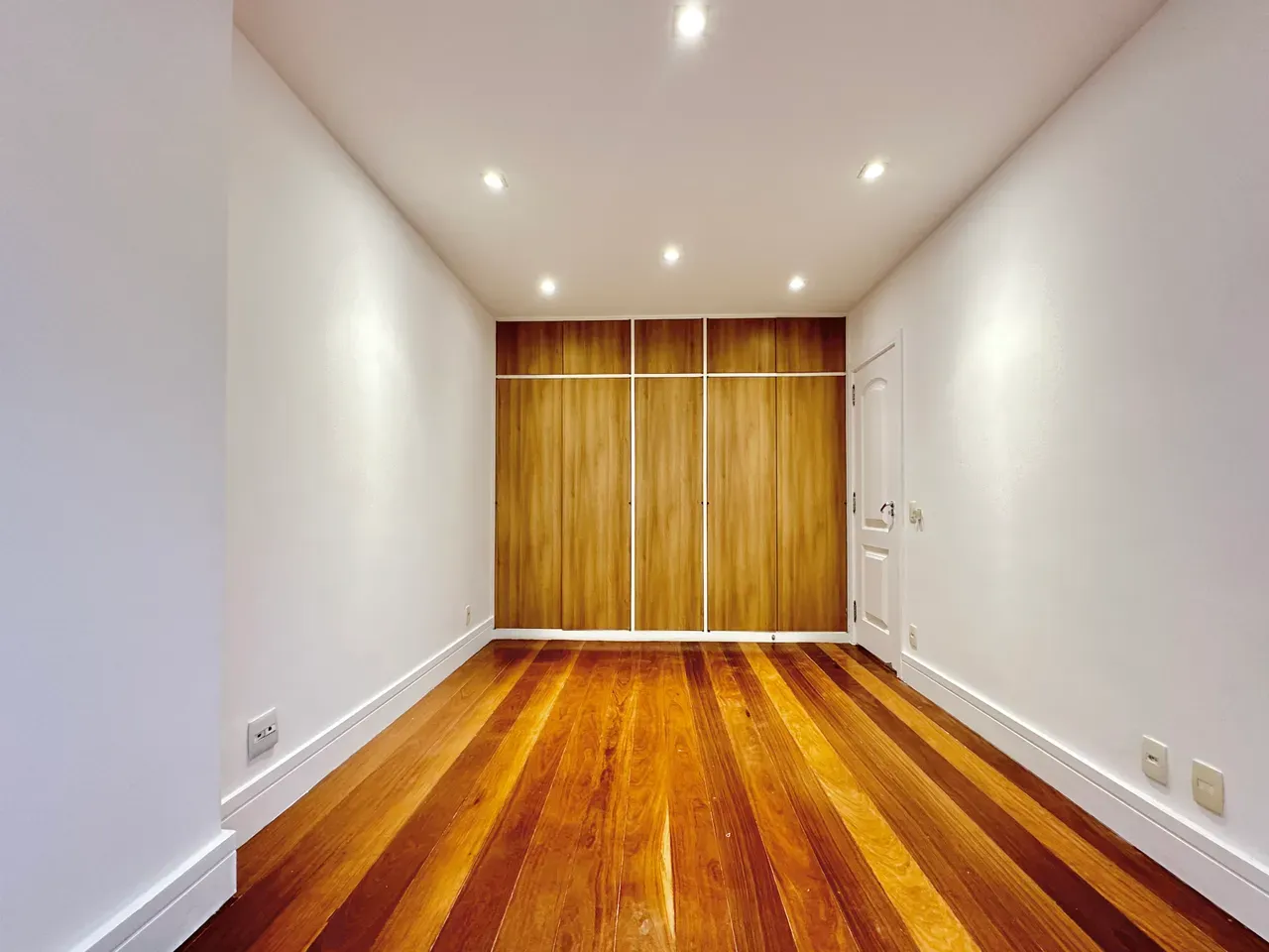 Furnished apartment, 268 m², with a water view — photo 41
