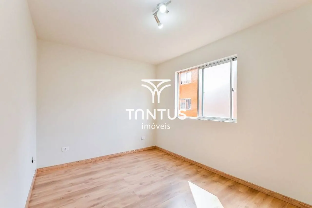 Wood or laminate floors in a 3-bedroom apartment, 80 m² — photo 2