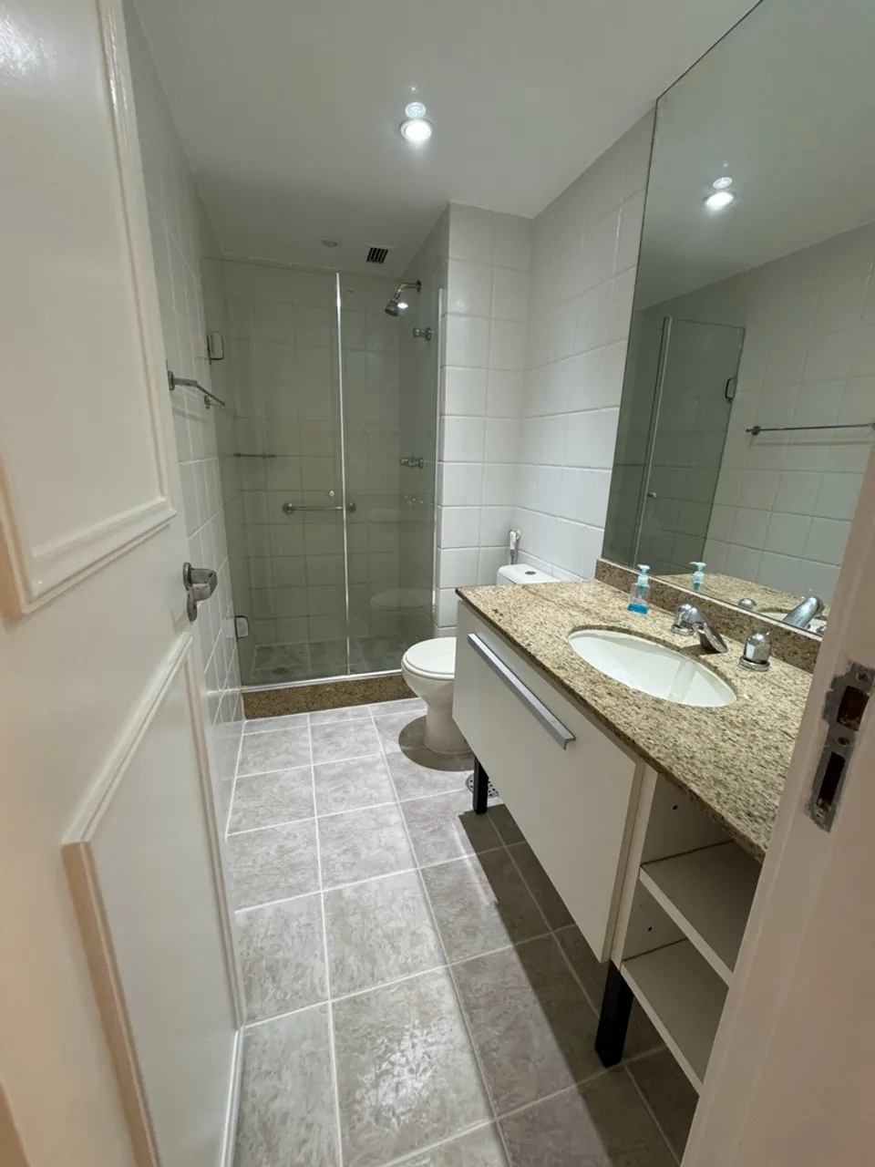 3-bedroom apartment in a building with a gym — photo 11