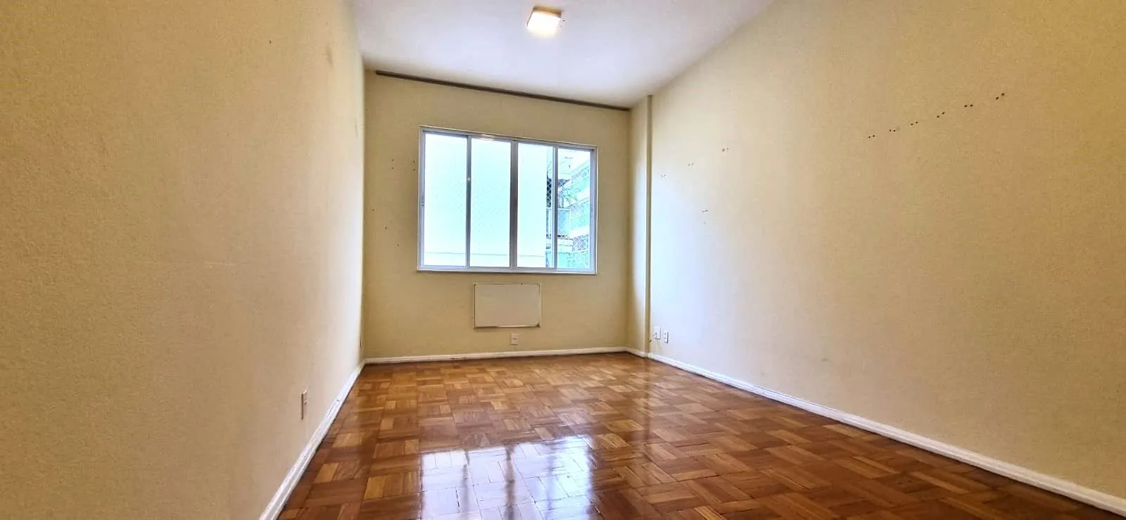 Wood or laminate floors in a one-bedroom apartment, 53 m² — photo 4