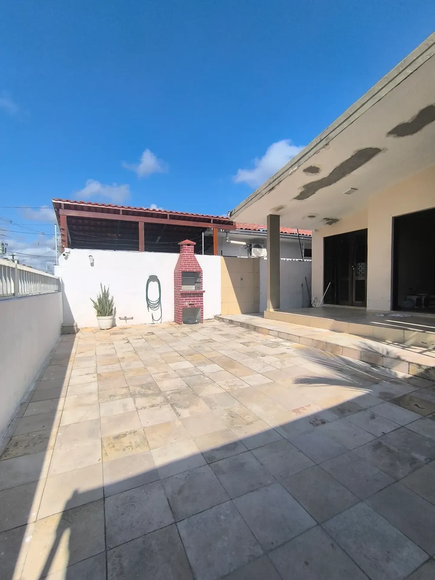 House, 300 m², with a grill on the balcony — photo 3