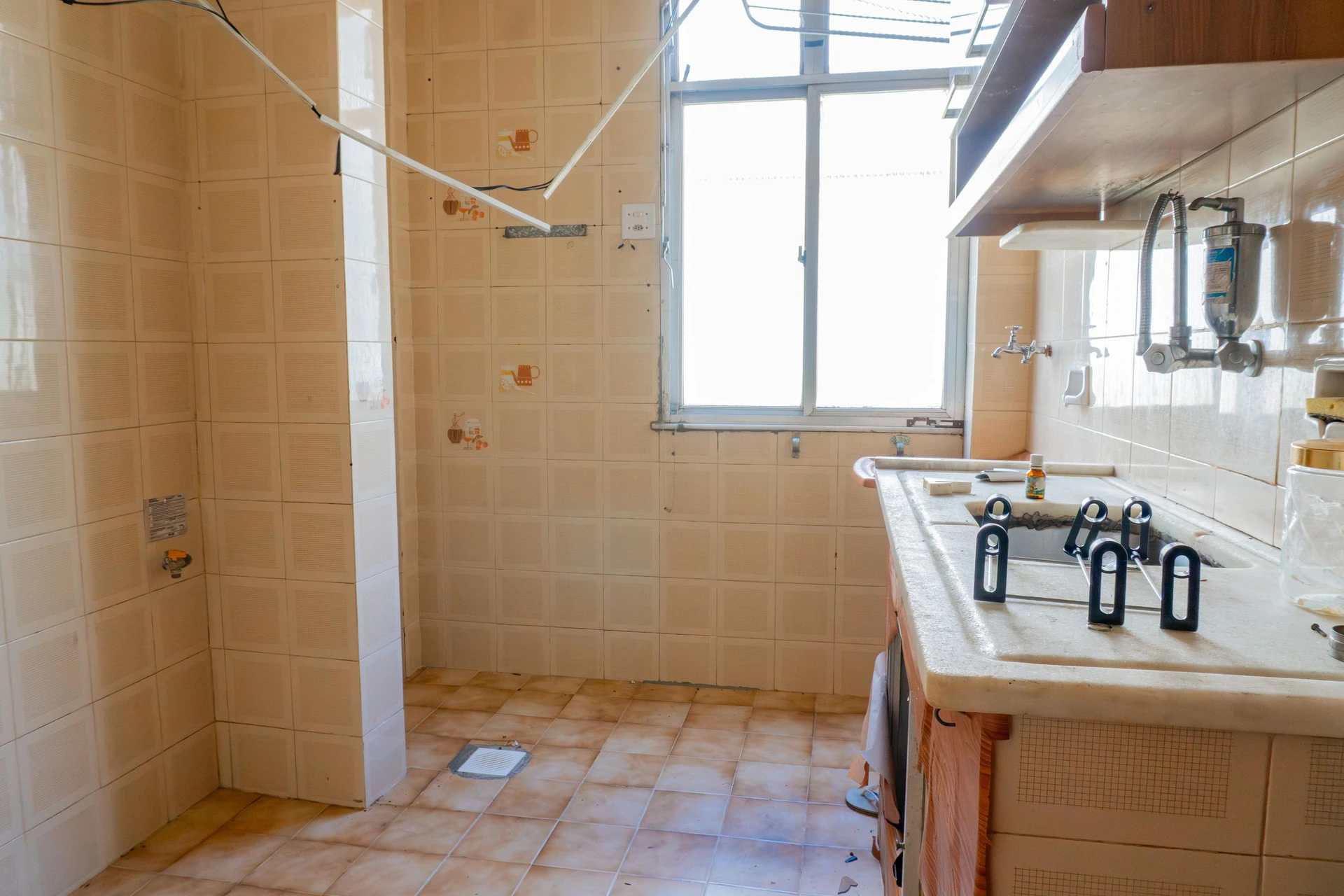 One-bedroom apartment with wood or laminate floors — photo 2