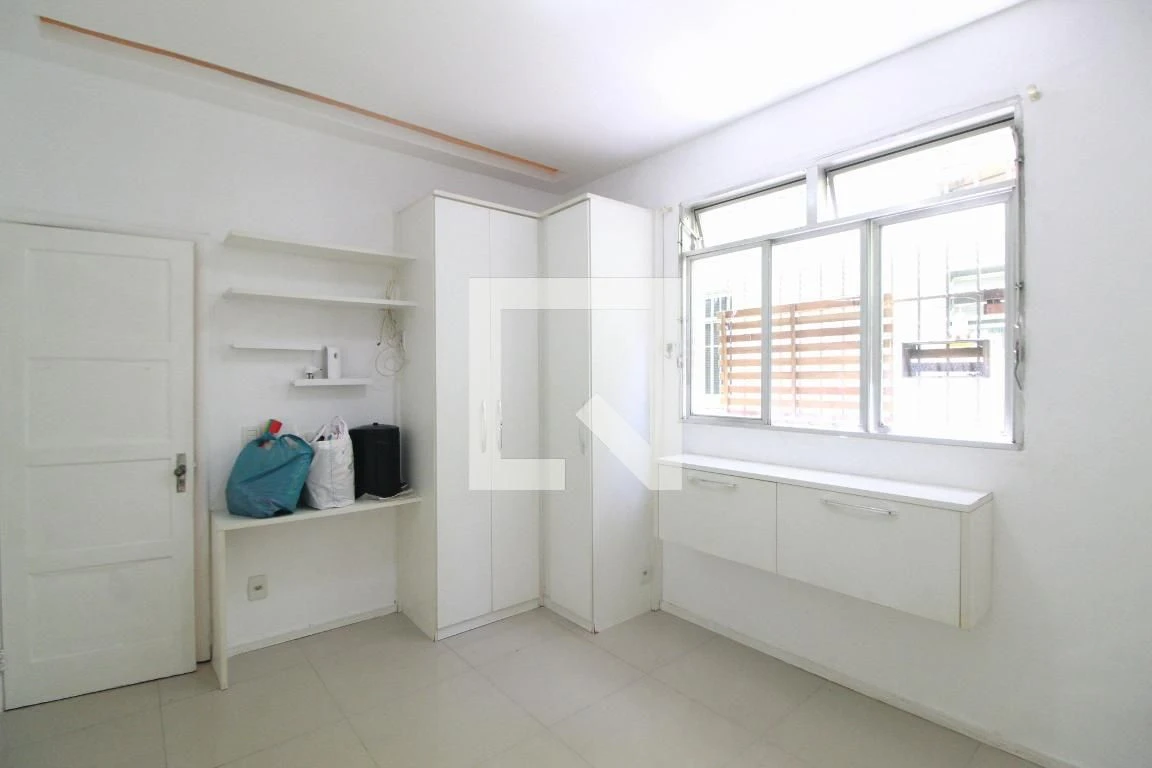 One-bedroom apartment with a washing machine — photo 10