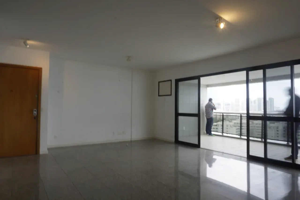 Unfurnished apartment with 4 bedrooms and 3 parking spots — photo 36