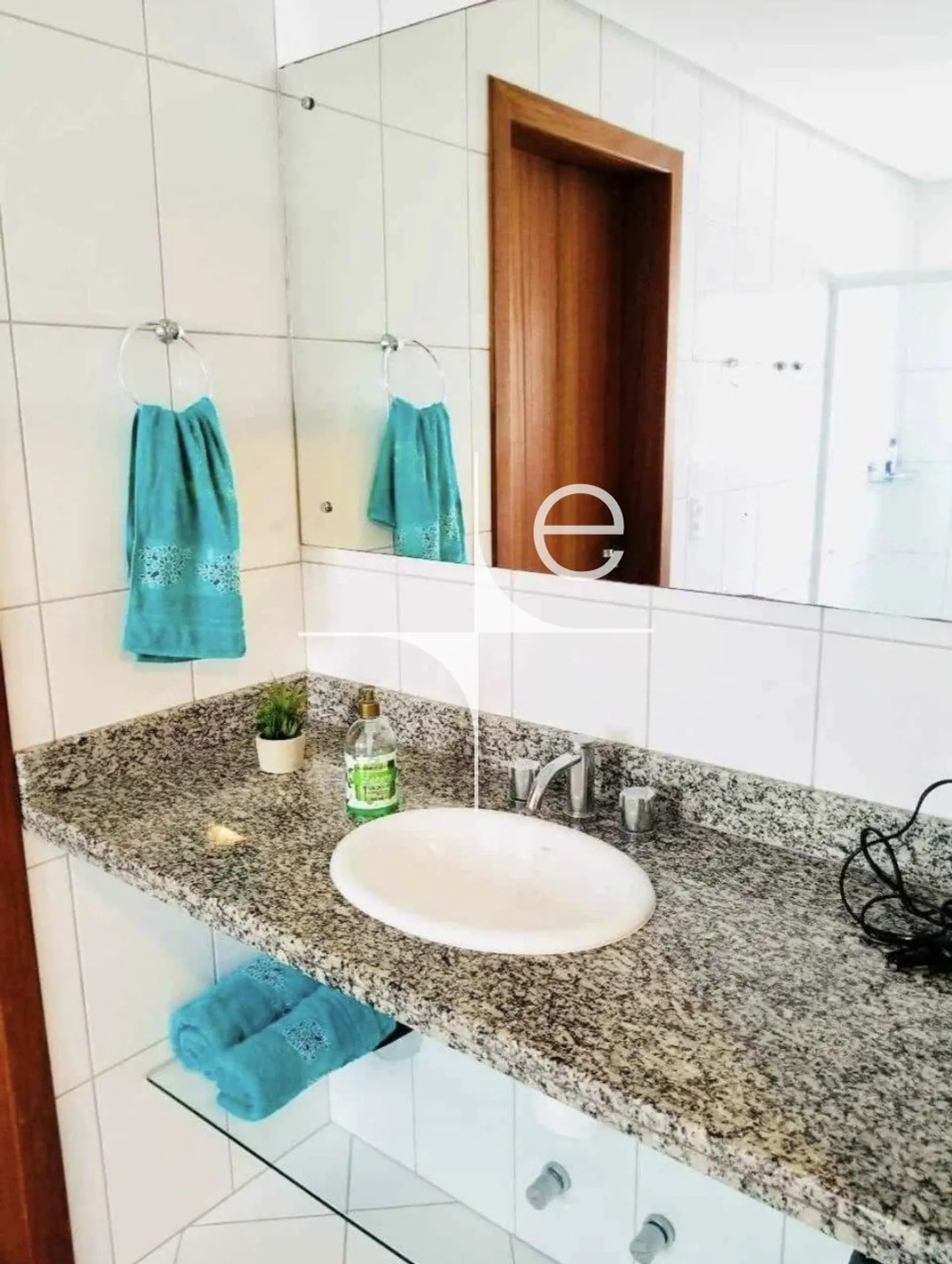 Apartamento com 3 quartos e fogão a gás na cozinha — photo 4