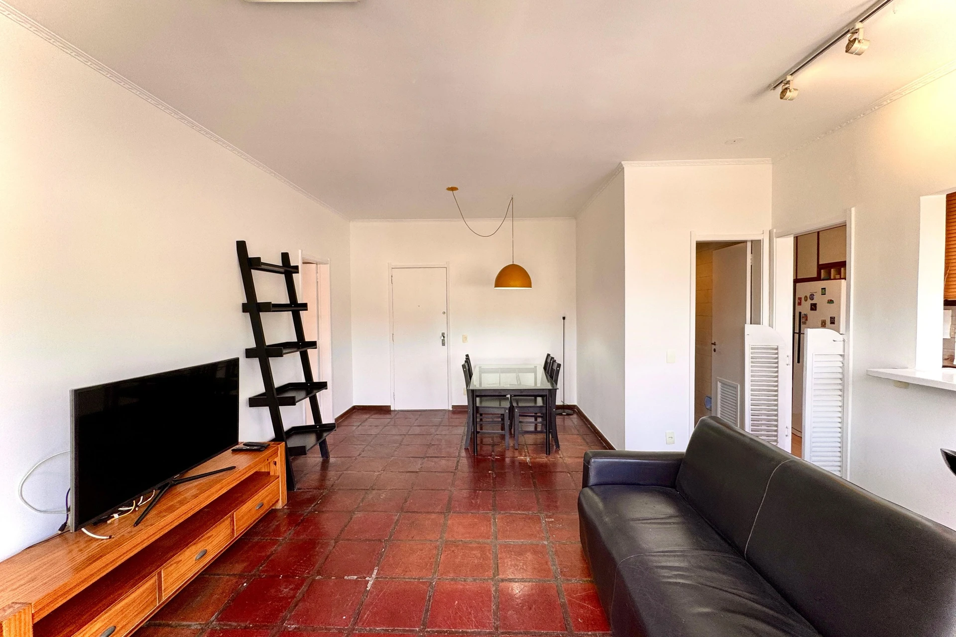 2-bedroom apartment in a building with a gym — photo 19