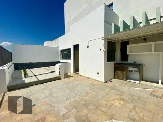 Unfurnished apartment with a glass-enclosed balcony — photo 5