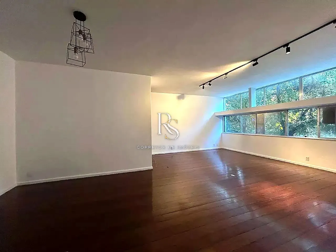 Apartment on the 1st floor with floor-to-ceiling windows
