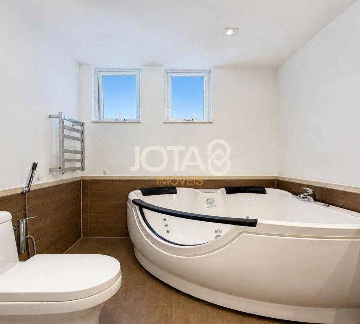 Bañera y 4 dormitorios: departamento de 323 m² — photo 10