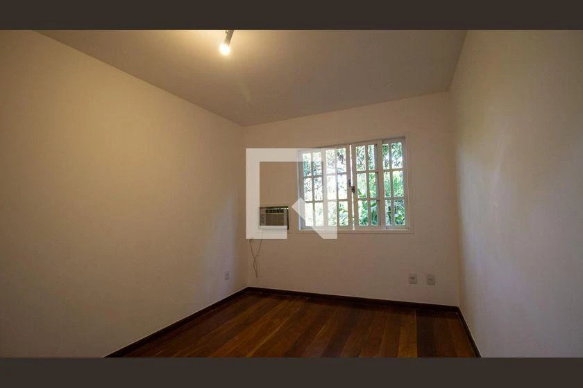 Casa com 4 quartos e churrasqueira na varanda — photo 7