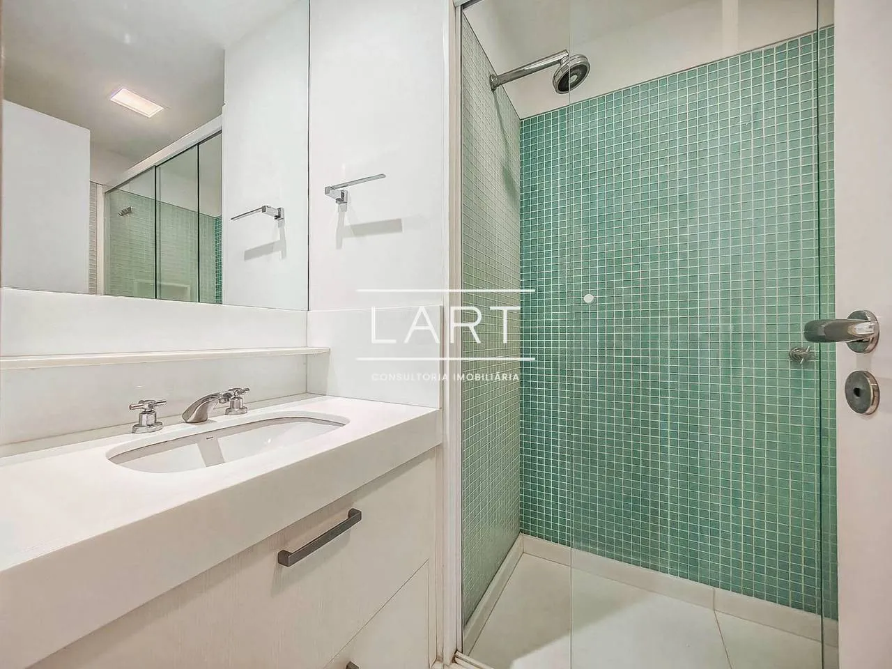 Furnished 3-bedroom apartment with 4 bathrooms and 240 m² — photo 26