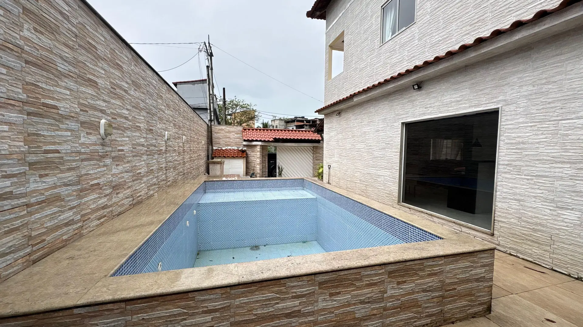 4-bedroom house with a glass-enclosed balcony — photo 19