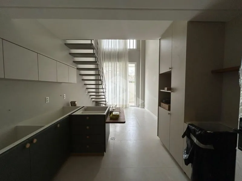 One-bedroom apartment with a glass-enclosed balcony — photo 2