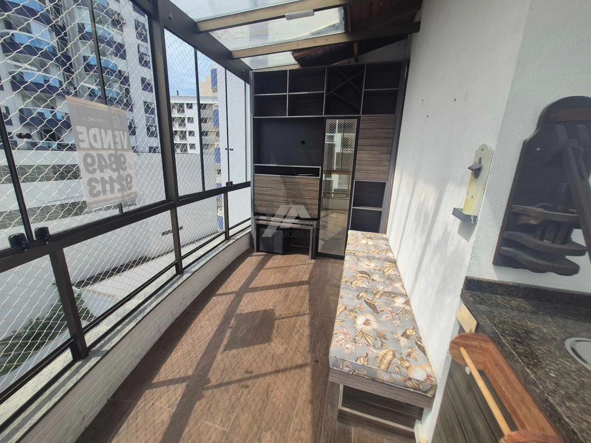 Balcony with a grill in a 3-bedroom apartment, 142 m² — photo 6