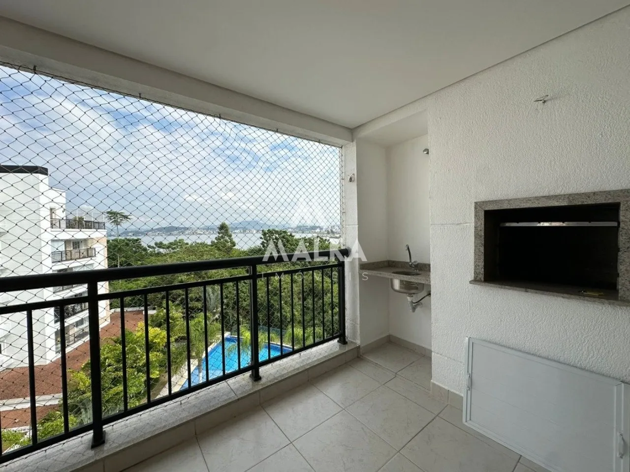 3-bedroom apartment with balcony and built-in grill