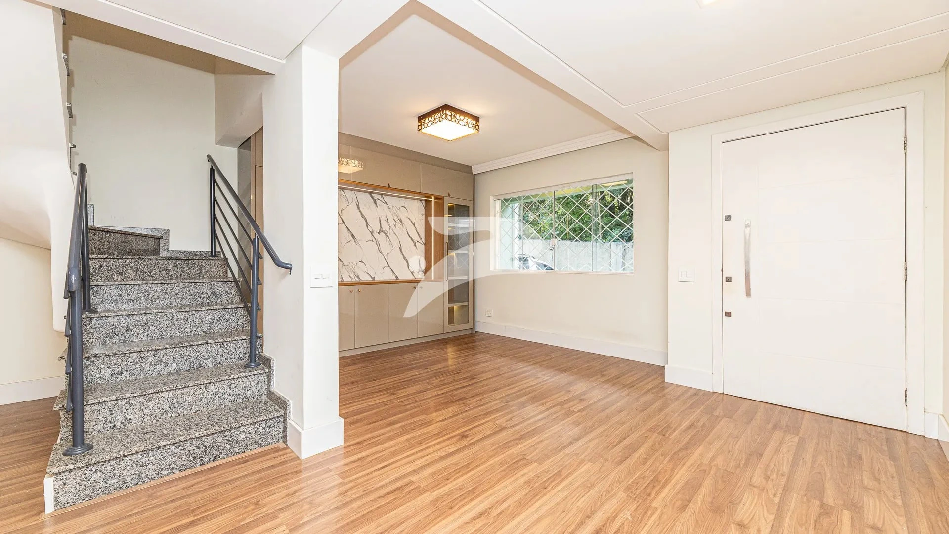 Balcony with a grill in a 3-bedroom house, 168 m² — photo 16