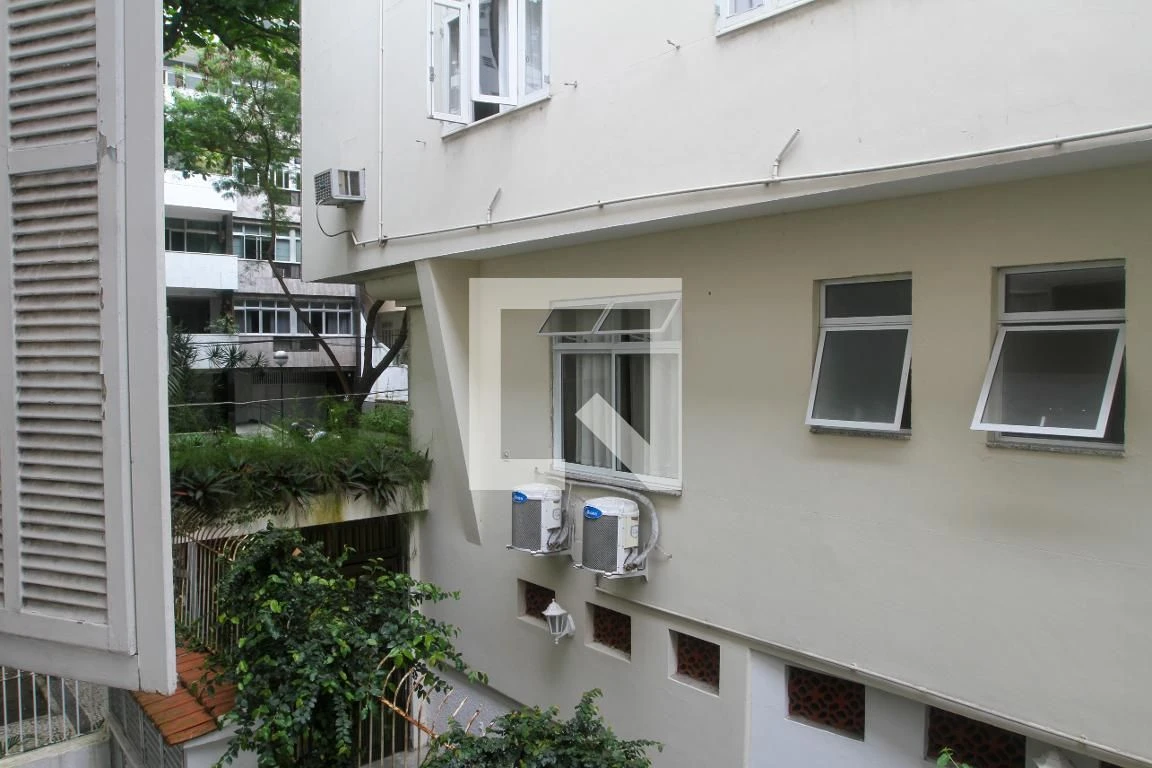One-bedroom apartment with a washing machine — photo 3