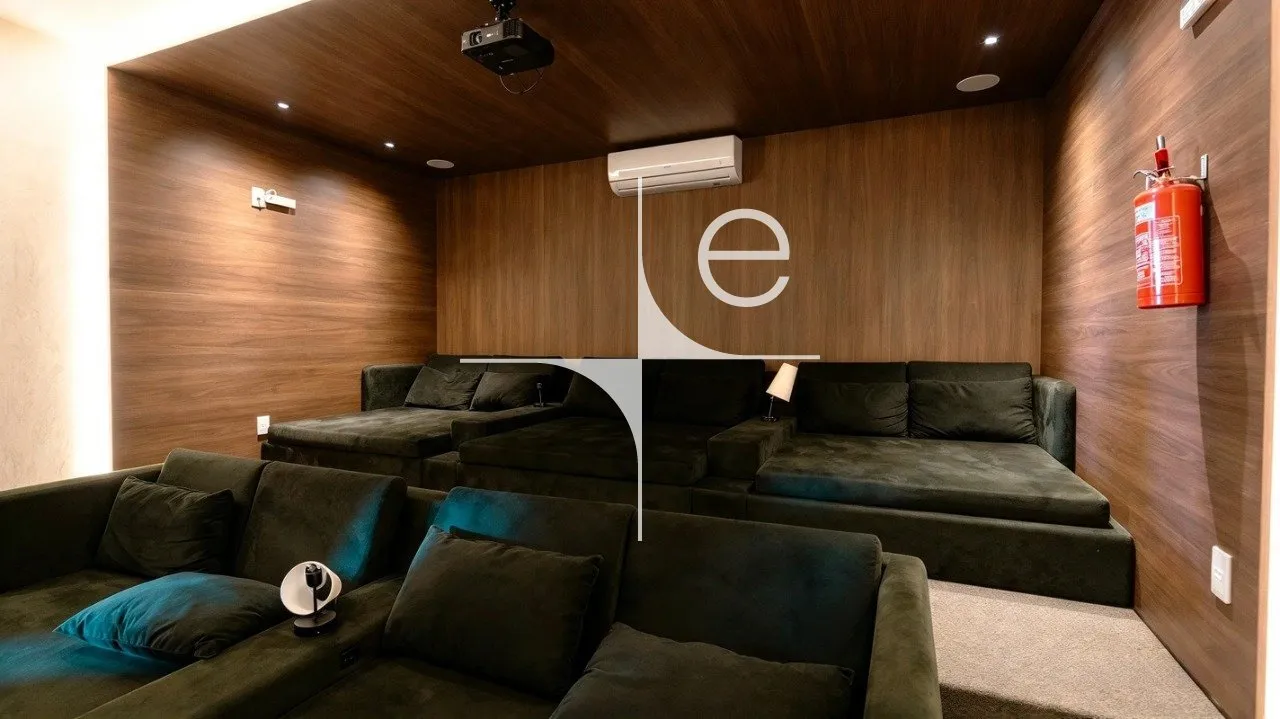 Glass-enclosed balcony in a 3-bedroom apartment, 150 m² — photo 27