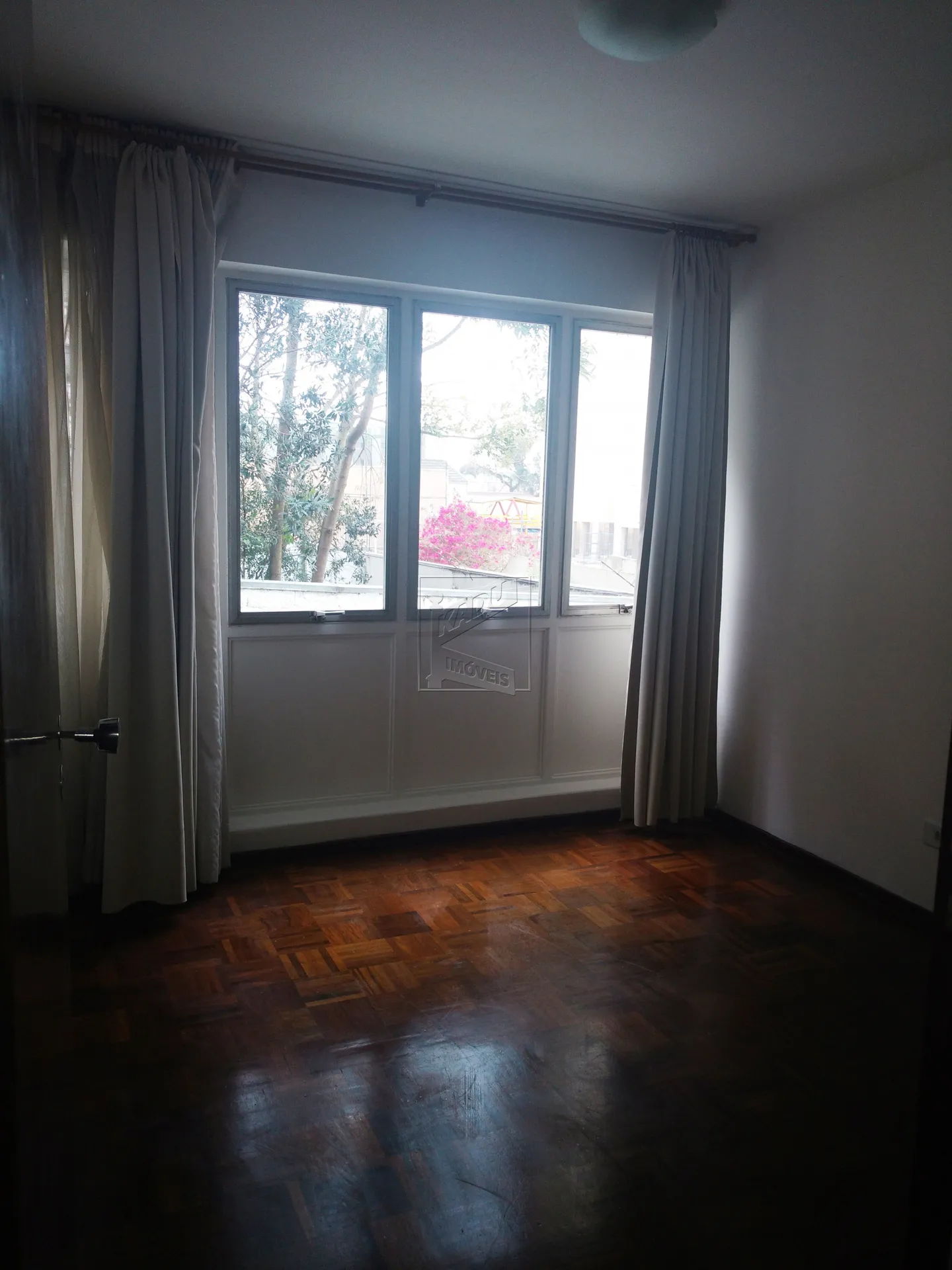 3-bedroom apartment with wood or laminate floors in Curitiba — photo 16