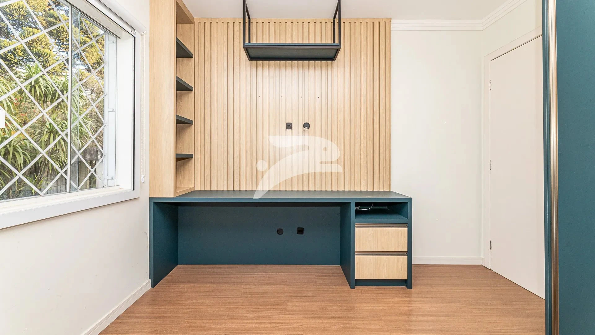 Balcony with a grill in a 3-bedroom house, 168 m² — photo 25