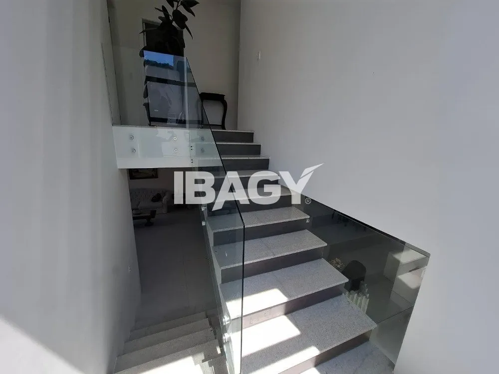 Furnished house with 4 en-suites and 220 m², no parking — photo 38