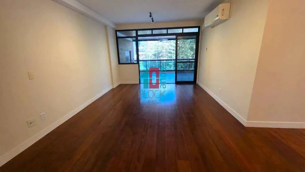 4-bedroom apartment with a glassed-in balcony — photo 6