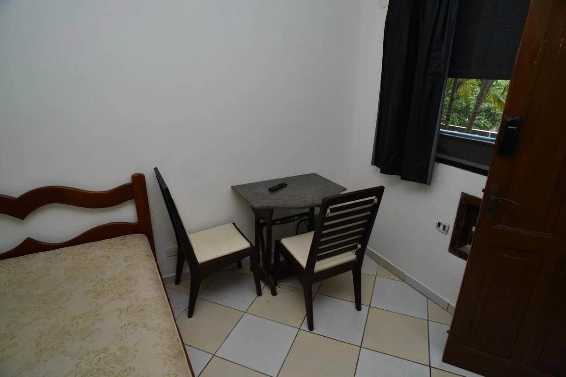 One-bedroom apartment in a building with a pool — photo 11