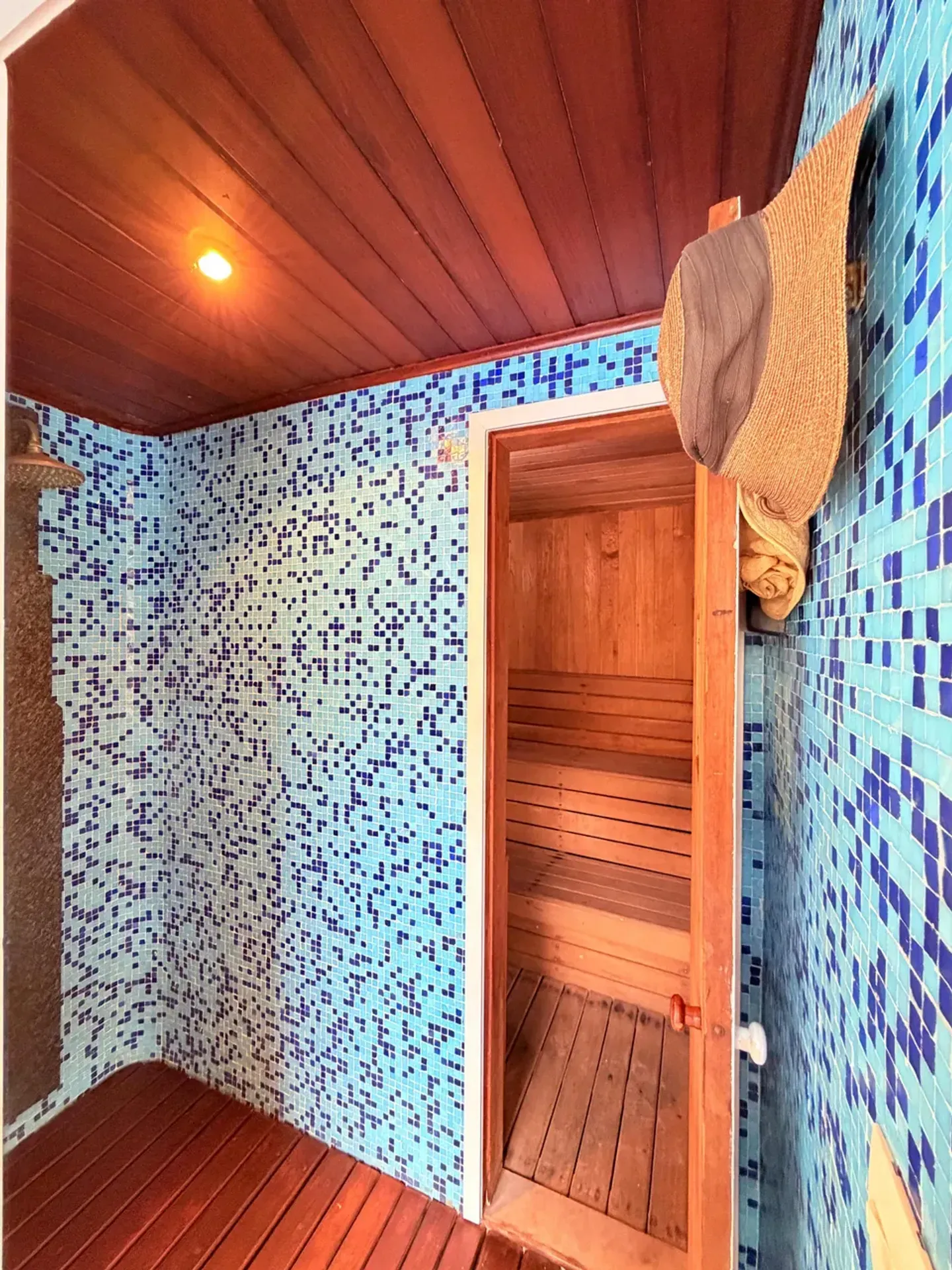Casa com 5 quartos e 5 banheiros e varanda envidraçada — photo 8