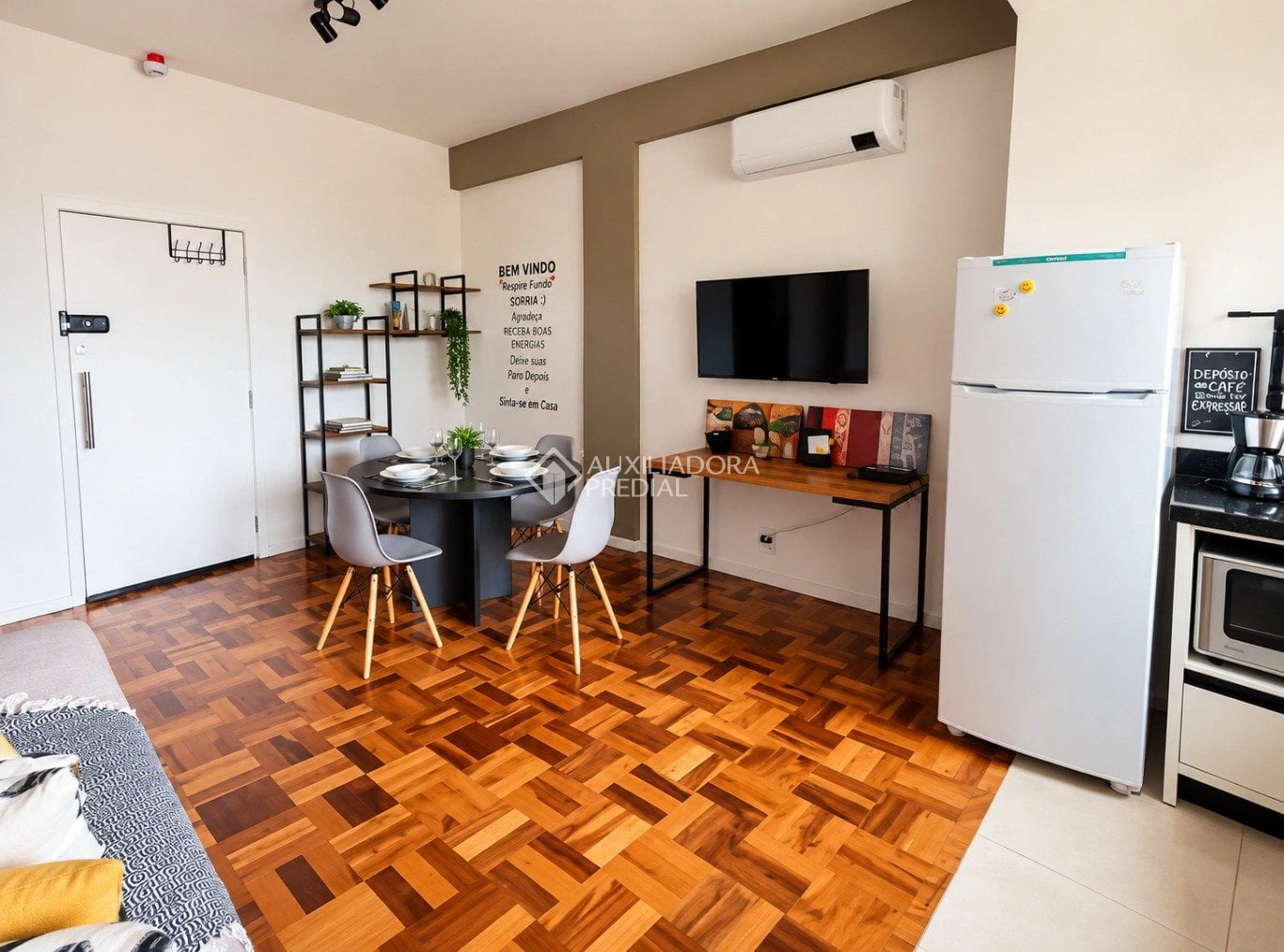 57 m² apartment with a home office and a walk-in closet — photo 3
