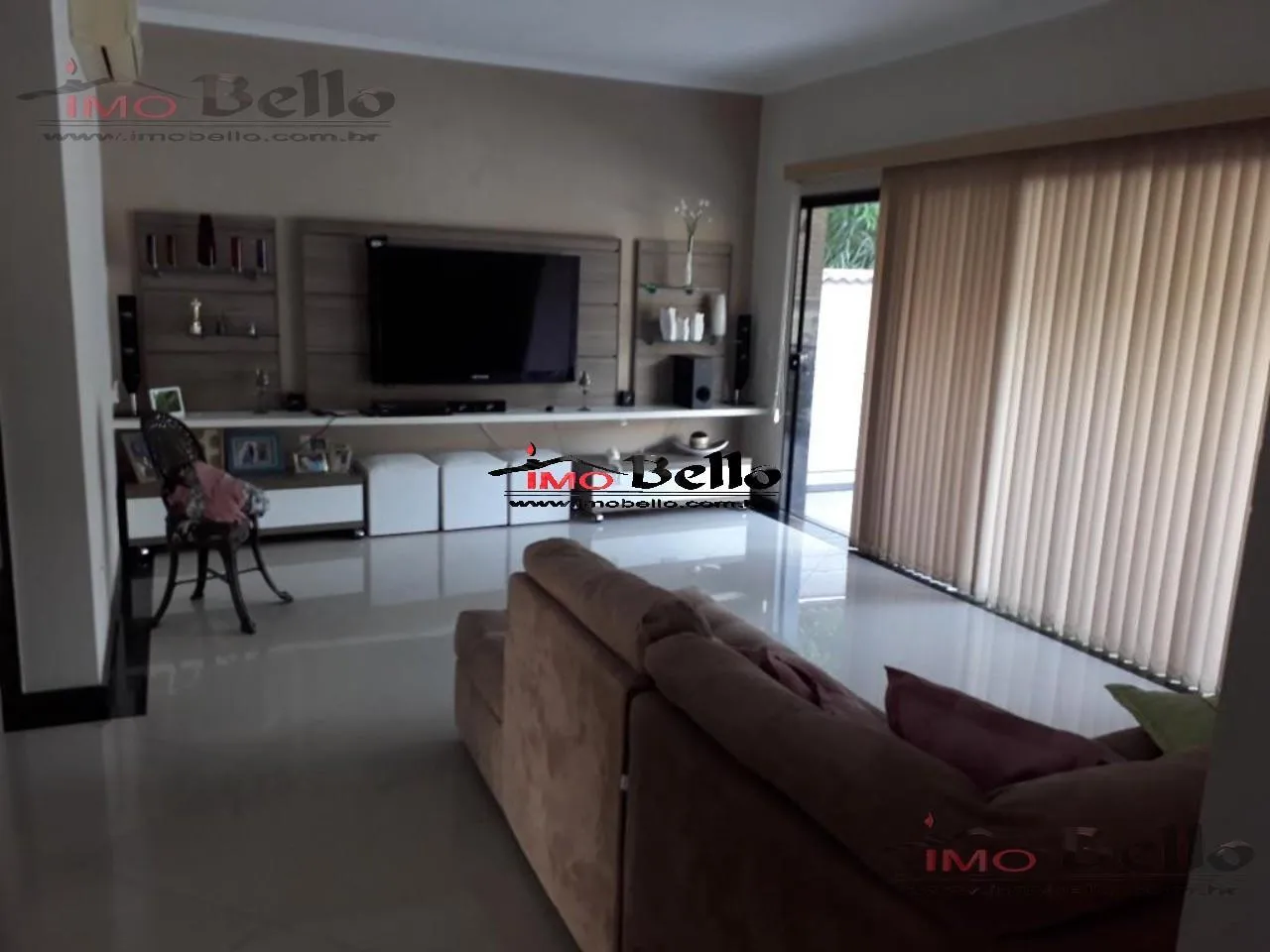Casa com 3 suítes e 400 m², piso de madeira na sala — photo 10