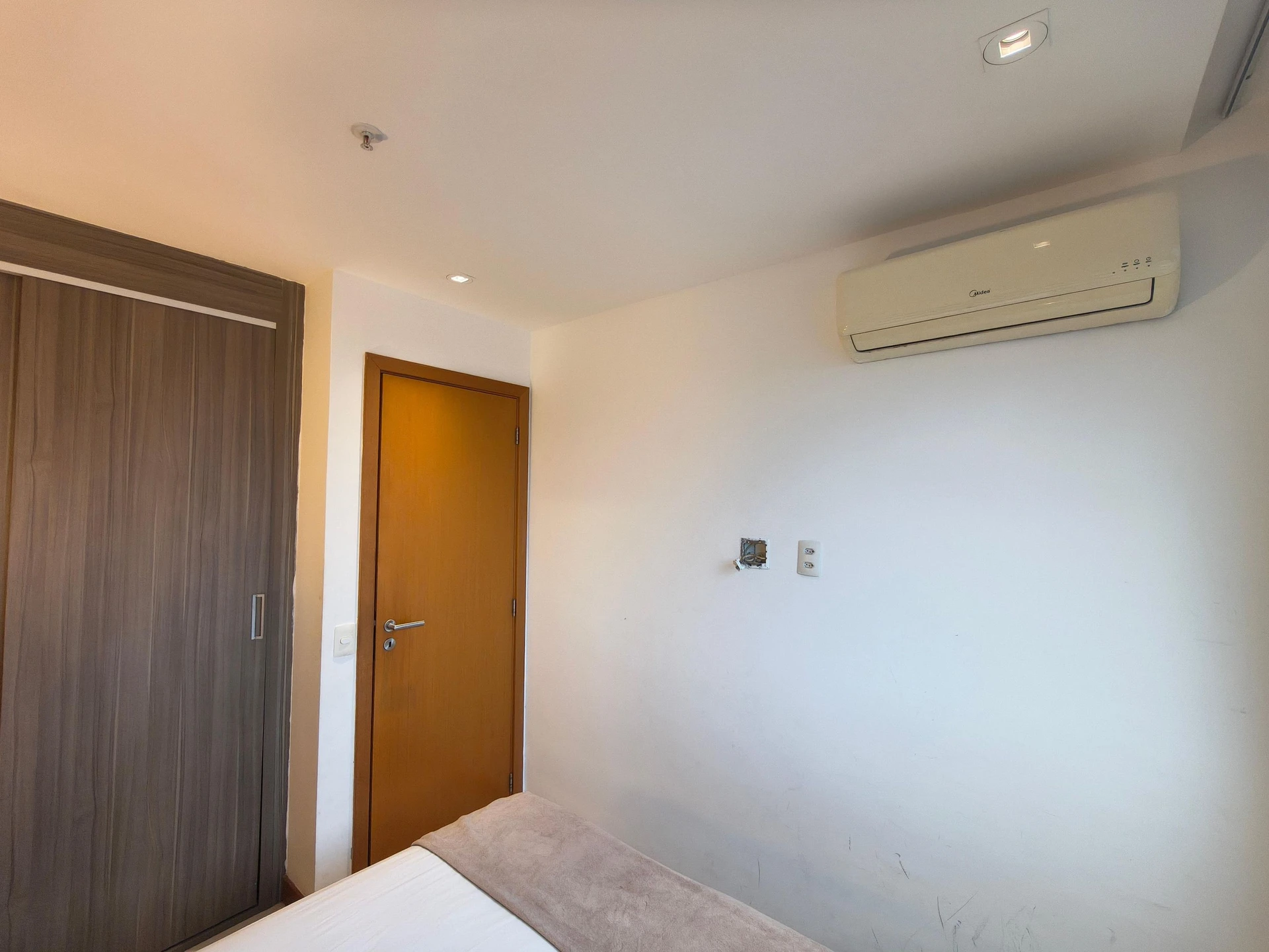 Furnished 1-bedroom apartment with a balcony and pool — photo 18