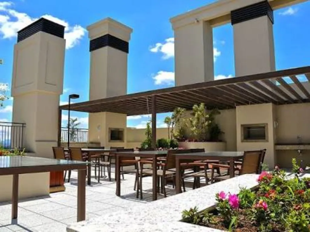 Furnished 1-bedroom apartment with 84 m² and parking — photo 25
