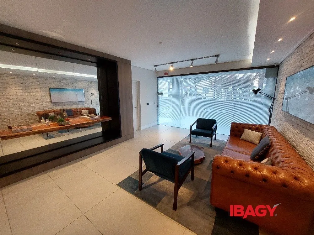 1-bedroom loft with a modern open-plan kitchen — photo 24