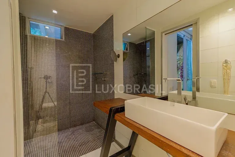 Furnished house with 5 bedrooms and an open-plan kitchen — photo 39