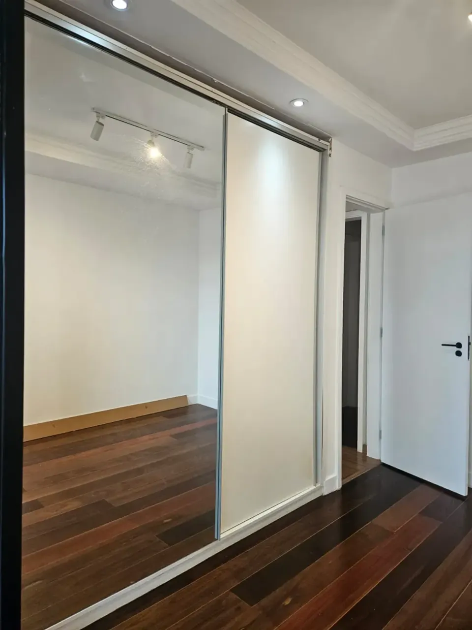 3-bedroom apartment with a glazed glass-in balcony — photo 11