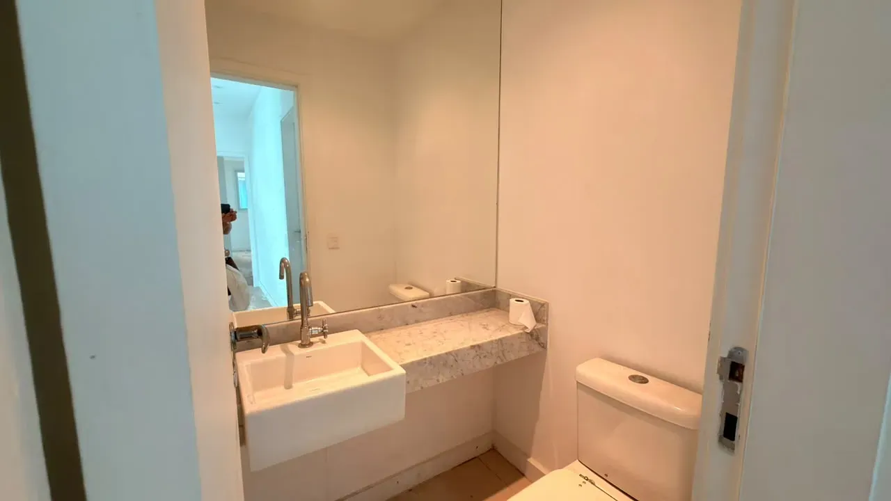 575 m² apartment with 5 en-suite bedrooms and glass balcony — photo 22