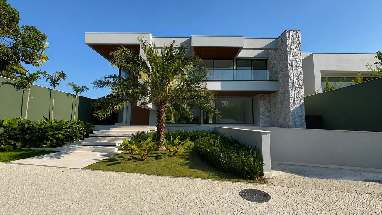 House with 5 bedrooms and floor-to-ceiling windows — photo 2