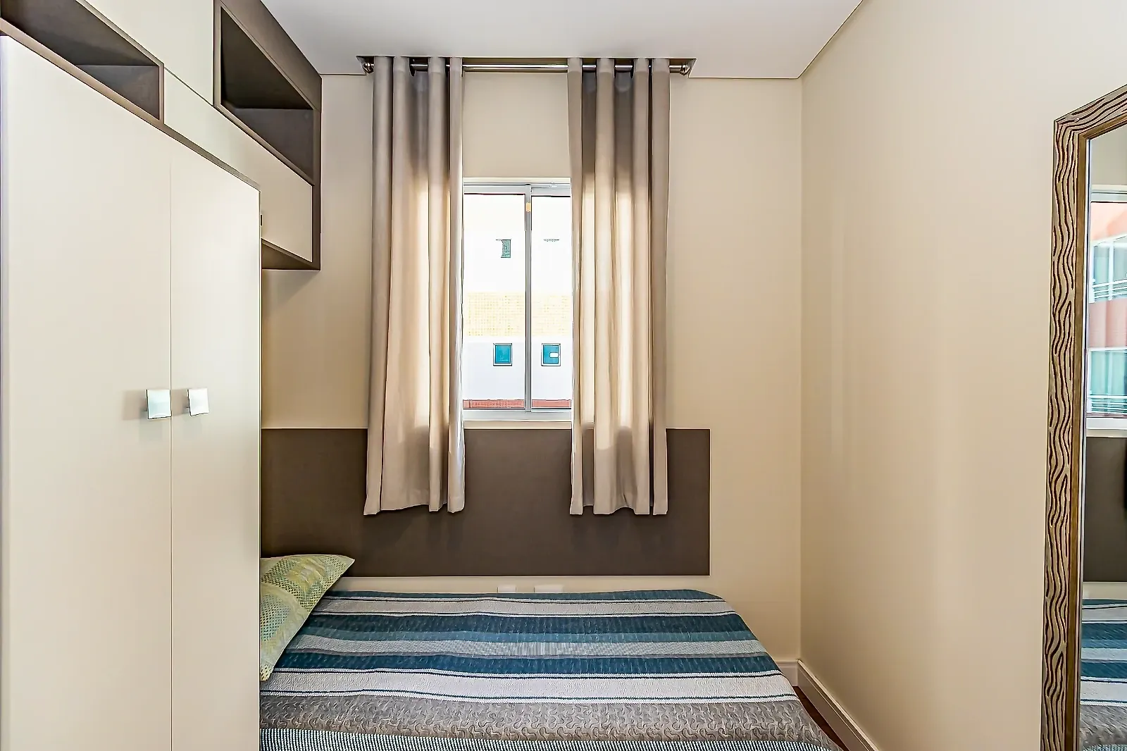 Balcony with a grill in a 3-bedroom apartment, 74 m² — photo 4