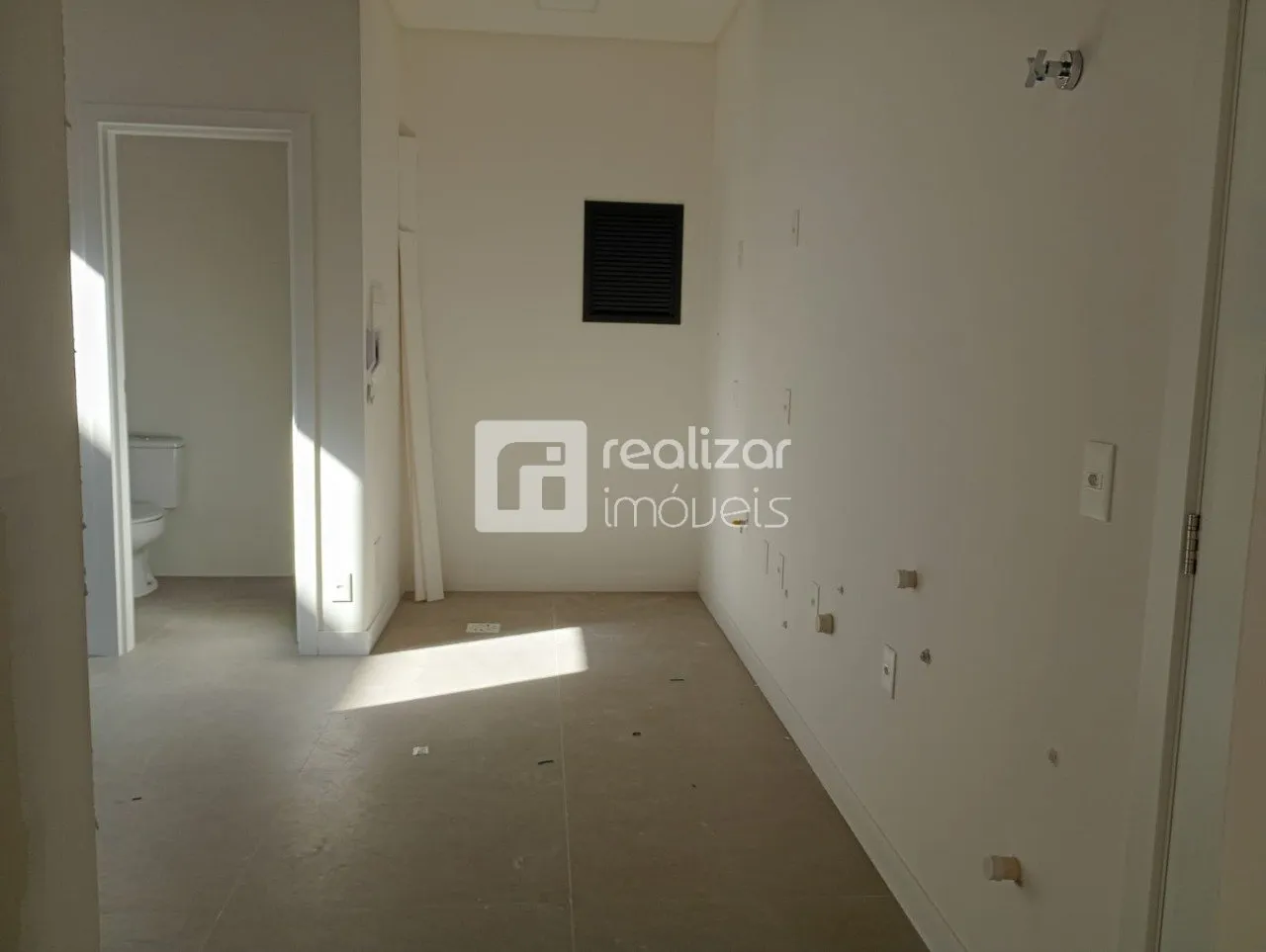 Furnished 1-bedroom apartment with open-plan kitchen — photo 36
