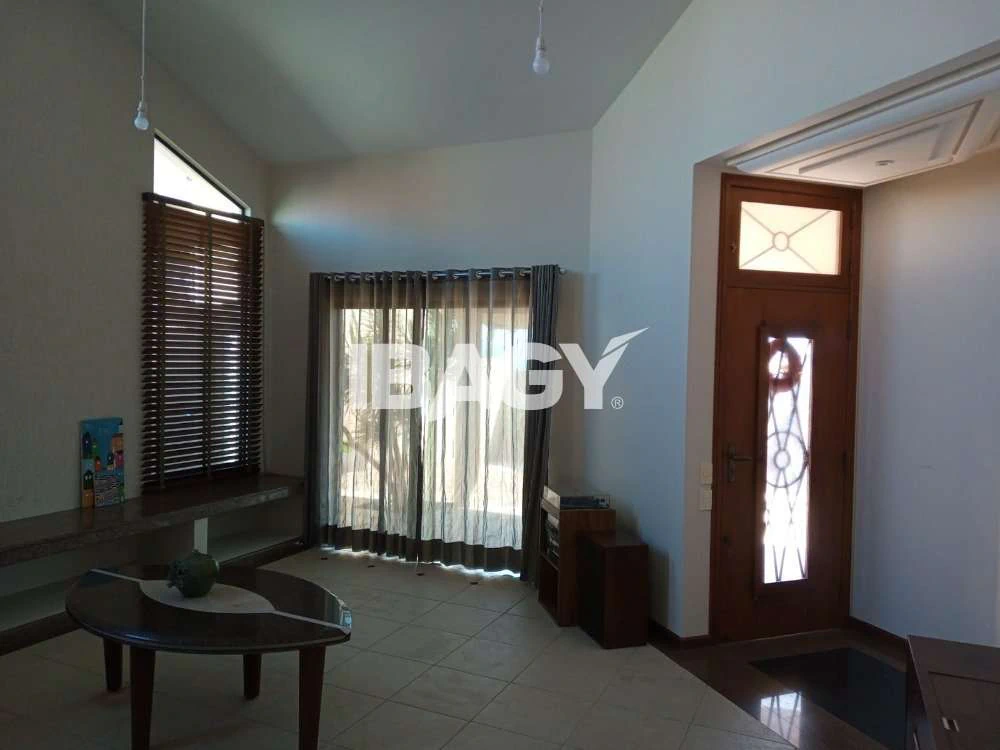 Casa com 3 dormitórios e varanda, bem cuidada — photo 2