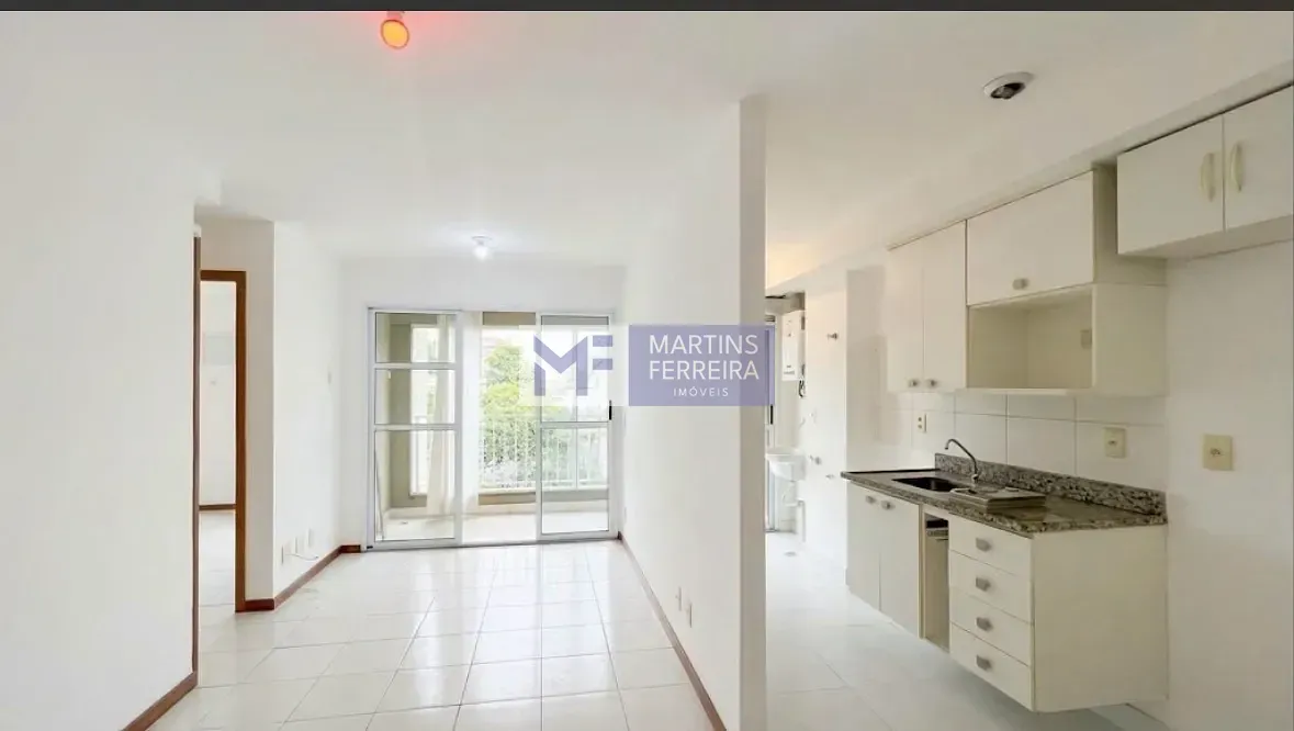 Apartamento no 7º andar com varanda envidraçada