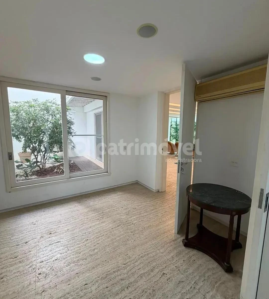 4-bedroom house with floor-to-ceiling windows — photo 29