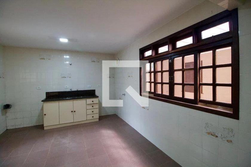 4-bedroom house with wood or laminate floors in Curitiba — photo 24