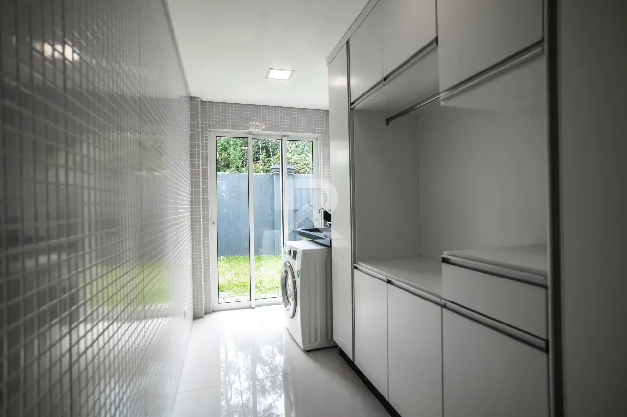 Furnished house with 4 bedrooms and 302 m² and a garden — photo 17