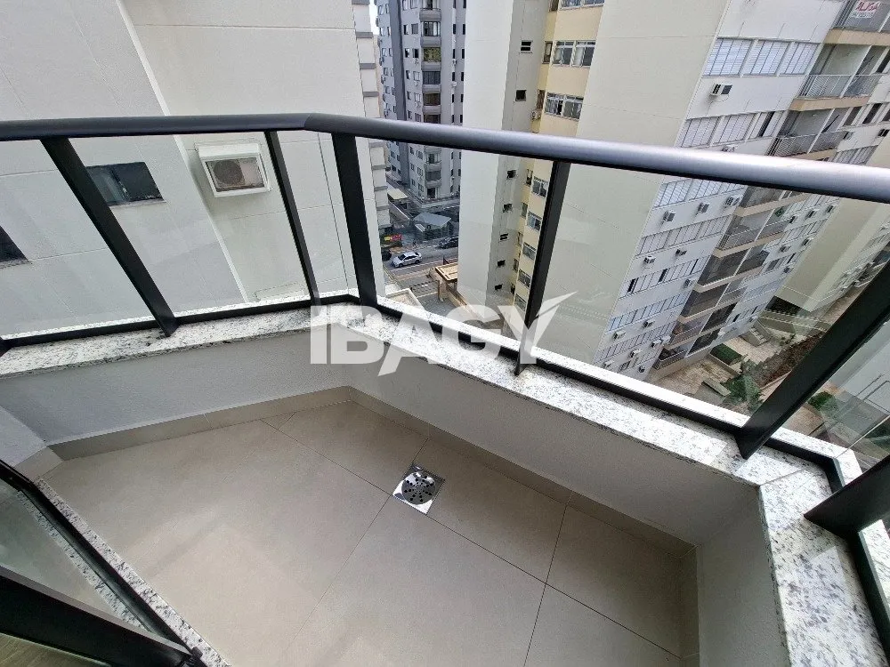 Studio with a glassed-in balcony and open-plan kitchen — photo 160