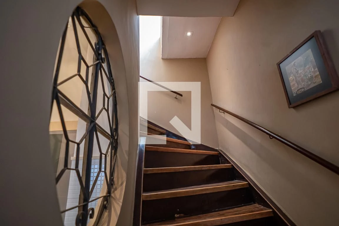 Furnished house, 300 m², with floor-to-ceiling windows — photo 34
