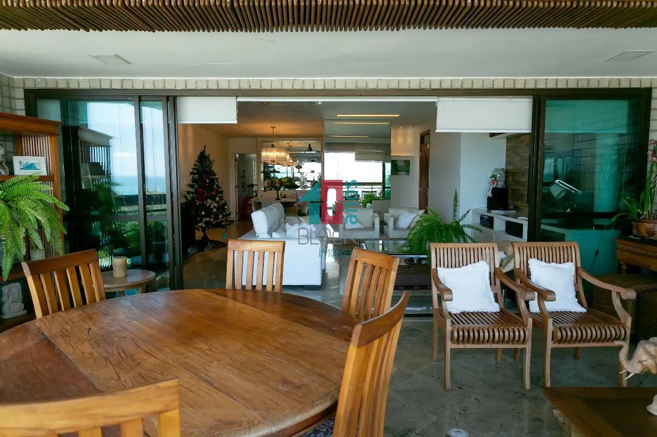 Glass-enclosed balcony in a 4-bedroom apartment, 226 m² — photo 7